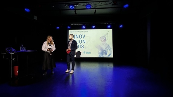 Cathrine og Ole Martin annonserer vinneren av innovasjonsprisen